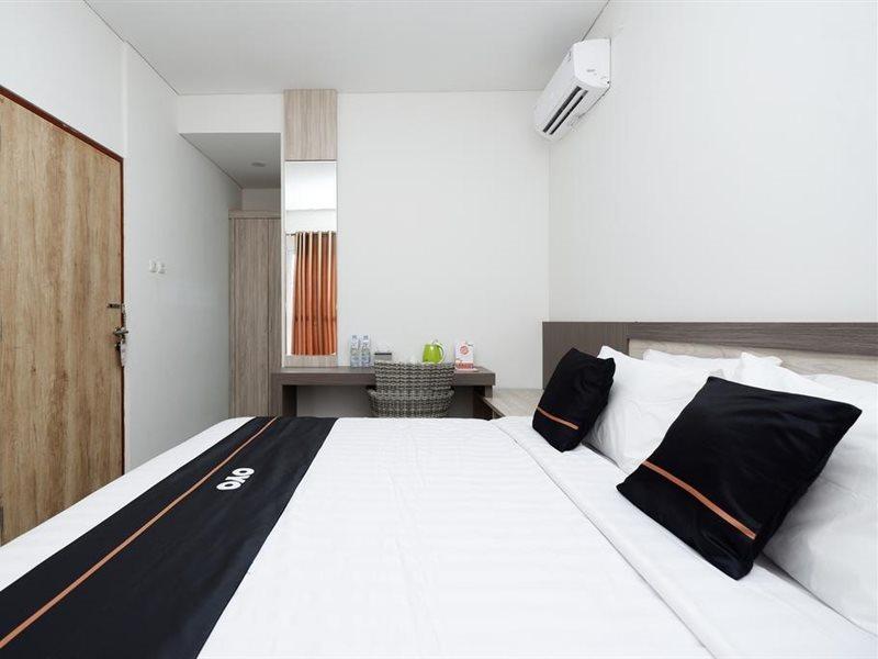 Oyo 2298 Jebres House Syariah Hotel Surakarta  Ngoại thất bức ảnh