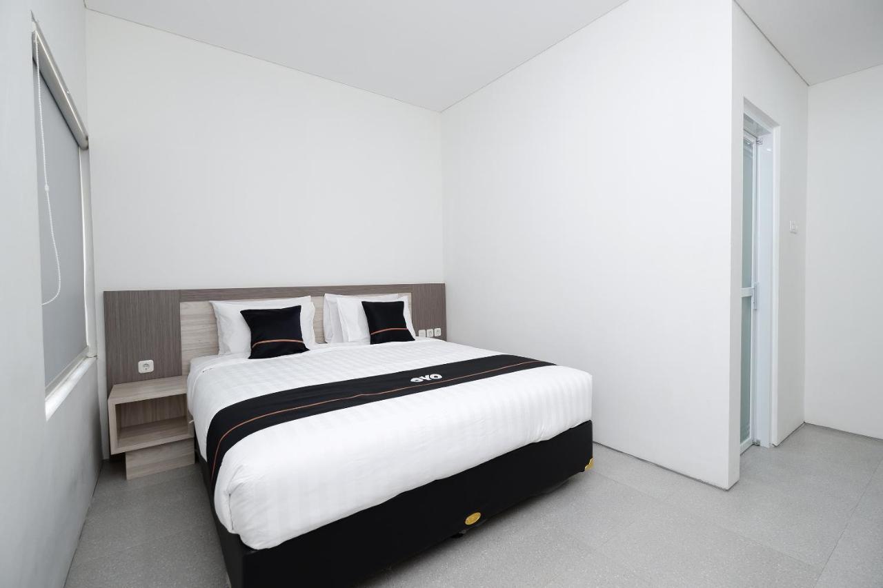 Oyo 2298 Jebres House Syariah Hotel Surakarta  Ngoại thất bức ảnh