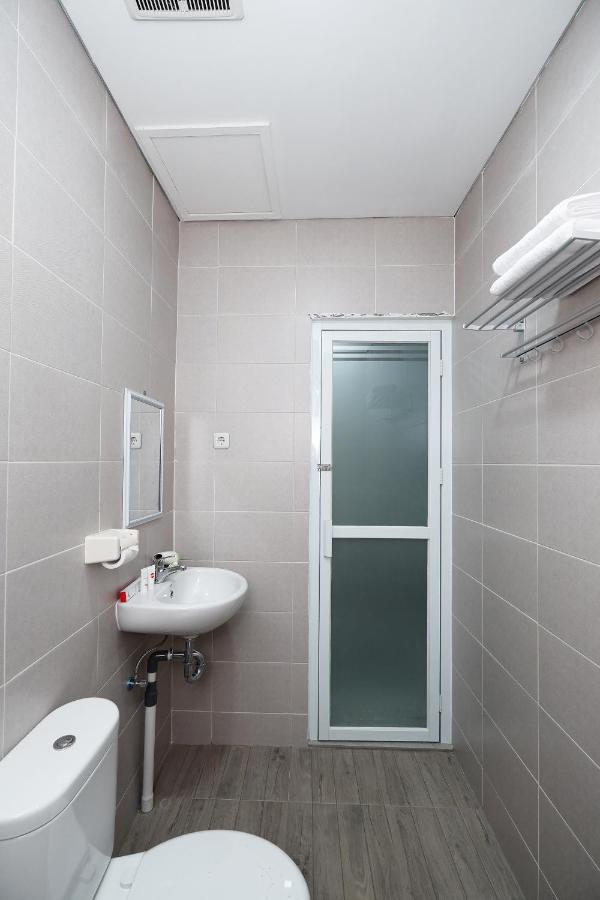 Oyo 2298 Jebres House Syariah Hotel Surakarta  Ngoại thất bức ảnh