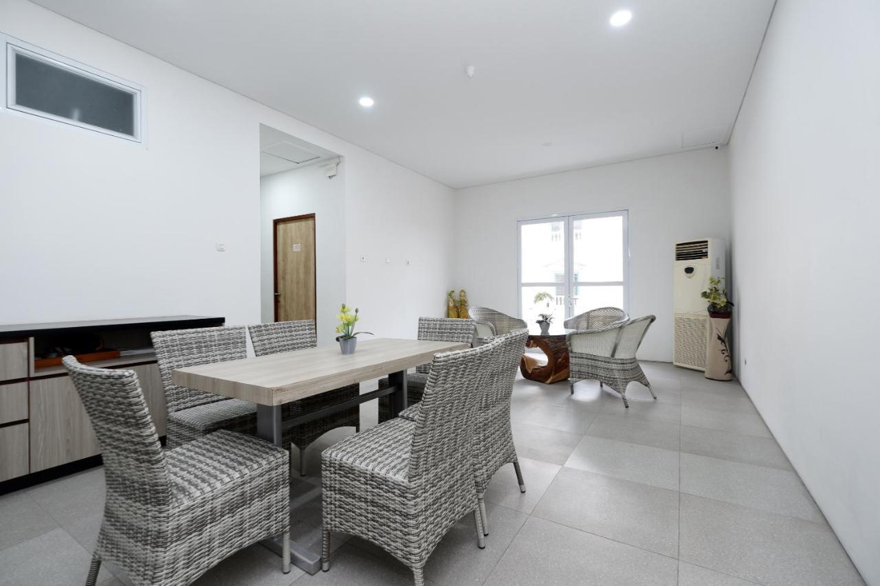 Oyo 2298 Jebres House Syariah Hotel Surakarta  Ngoại thất bức ảnh